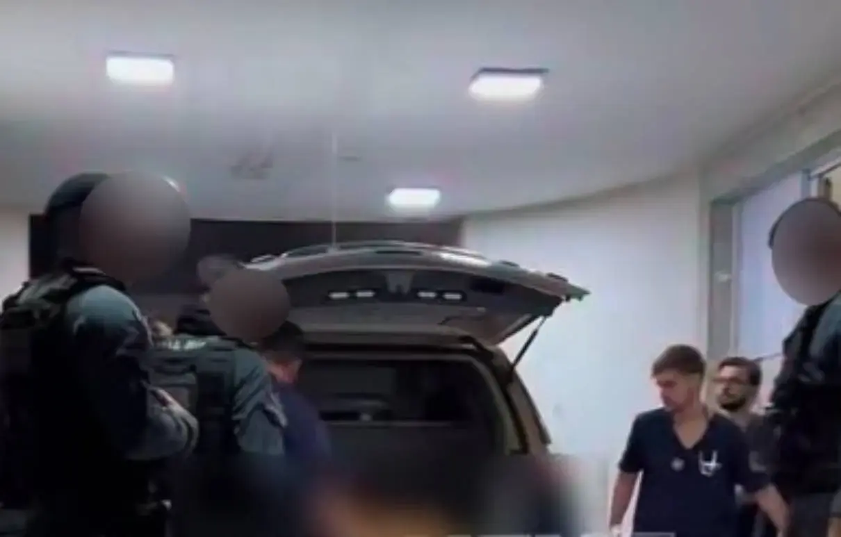Foragido da Justiça morre em confronto com a polícia Claudinei teria ameaçado de morte uma advogada Diego Alves - 06/08/2026 - 21:19 Ouvir Notícia Foragido da Justiça morre em confronto com a polícia Chegou a ser socorrido ao hosp
